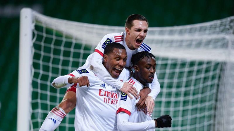 Marcelo 2 gol attı, Lyon derbiyi farklı kazandı