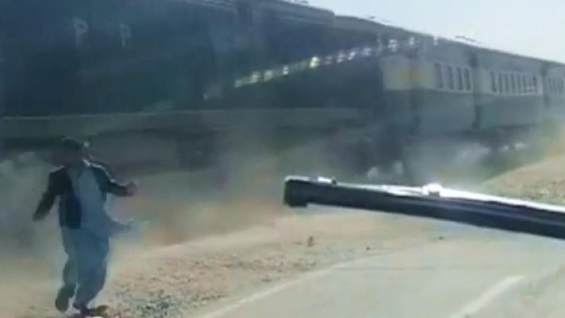 Pakistanlı motosiklet sürücüsü ölümden döndü