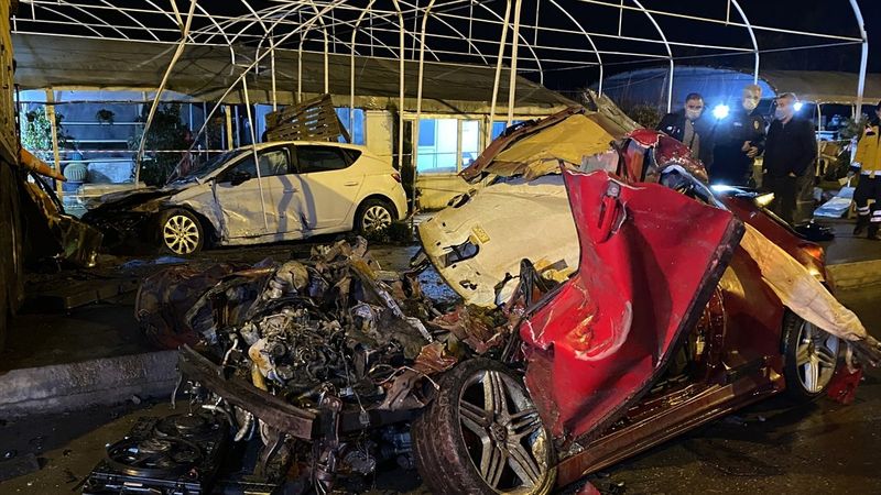Sakarya'da kamyon 2 otomobilin üzerine devrildi