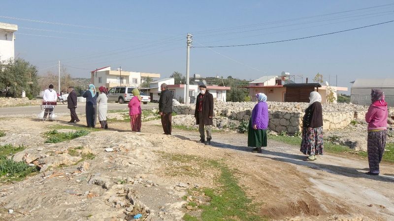 Mersinli çiftçinin evinin önünde 'şifa' kuyruğu
