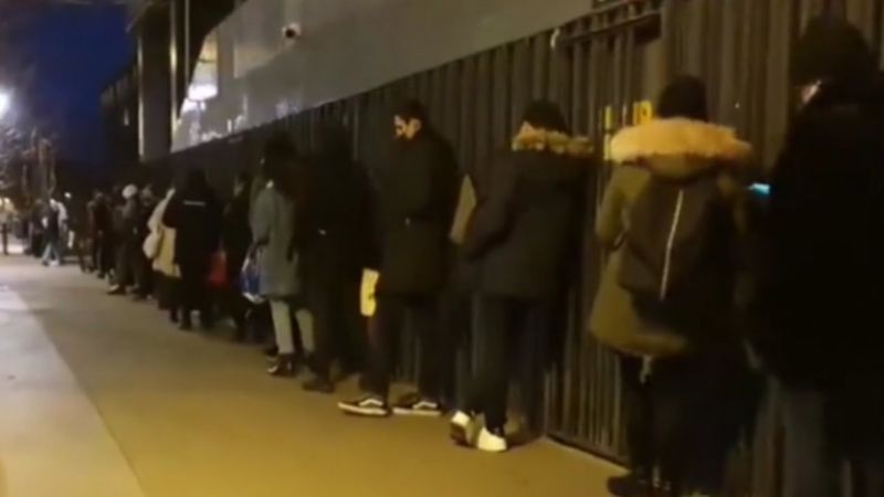 Paris'te öğrencilerin gıda yardımı kuyruğu