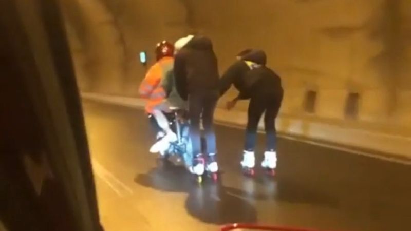 İzmir'de patenli gençlerin motosiklet arkasında tehlikeli yolculuğu