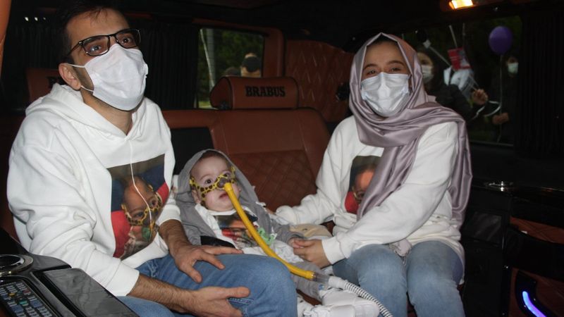 SMA hastası Hamza, meşale ve mehter eşliğinde ABD'ye uğurlandı