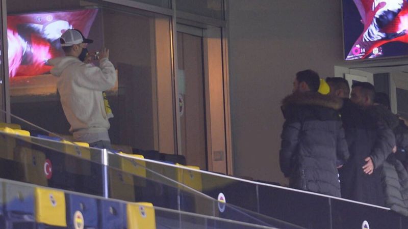 Mesut Özil, Kayserispor maçını tribünden izledi