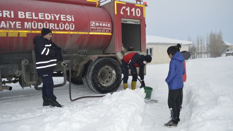 Ağrı'da soğuktan suları donan vatandaşlara itfaiye desteği