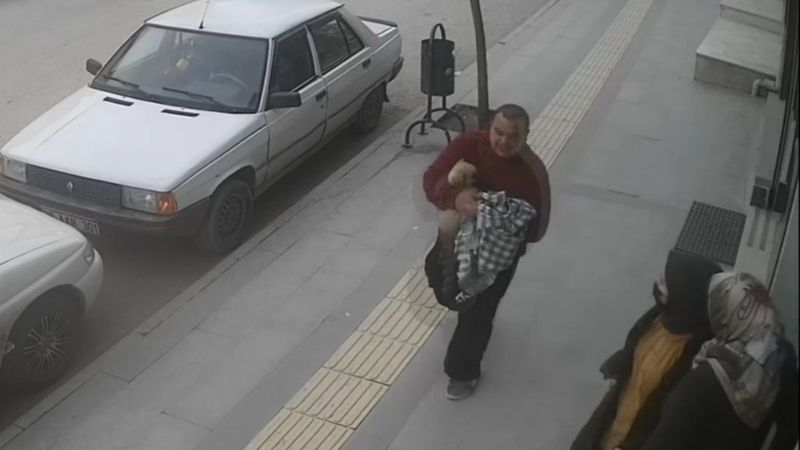 Tokat'ta rahatsızlanan köpeğini veterinere koşarak götürdü