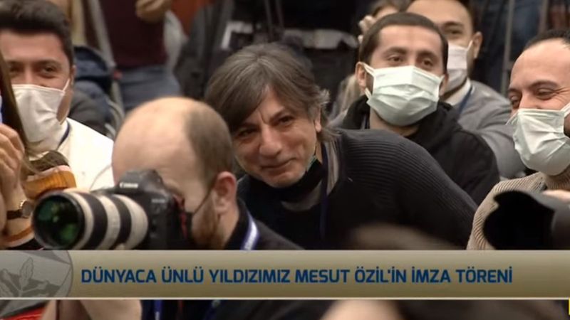 Mesut Özil'in imza töreninde Cüneyt Kaşeler'e tweet hatırlatması