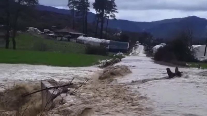 Burdur’da dereler taştı, yollar kapandı