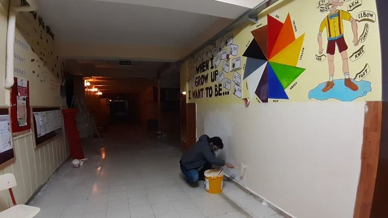 Karaman'da pandemiyi fırsata çeviren öğretmenler, okulu yeniledi