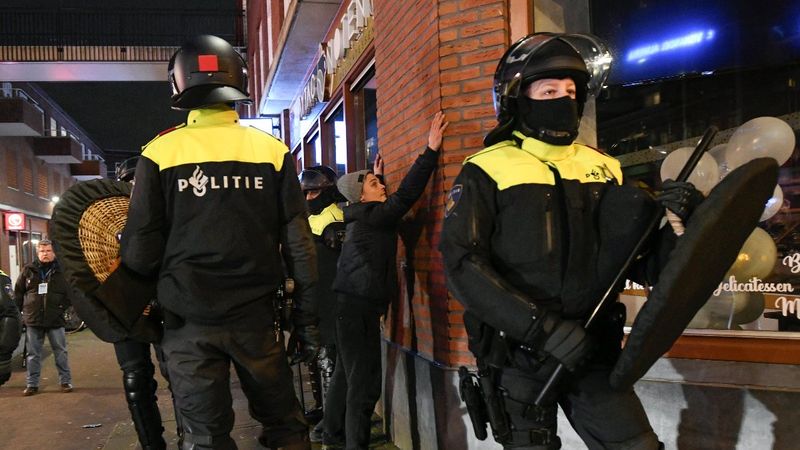 Hollanda'da kısıtlama protestoları, dördüncü gününde devam etti