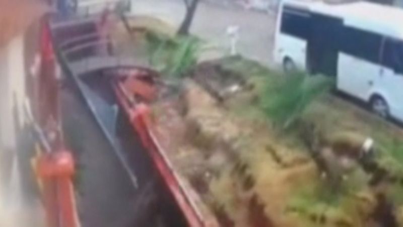 İzmir'de istinat duvarının çökme anı