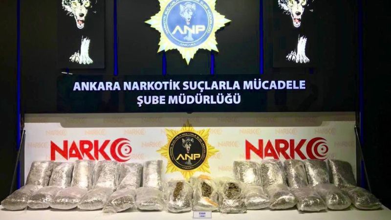 Ankara'da 'dur' ihtarına uymayan araçtan uyuşturucu çıktı