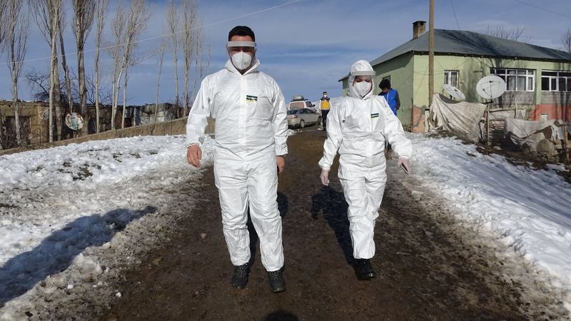 Hakkari'de sağlık ekiplerinin karlı aşı yolu