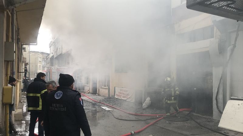 Bursa'da kağıt deposunda yangın çıktı
