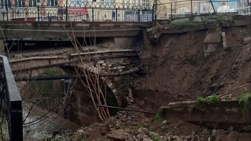 Aydın'da yağışlar, derenin istinat duvarını yıktı