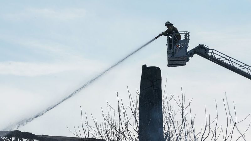Fatih'te 2 katlı marangoz atölyesi, alev alev yandı