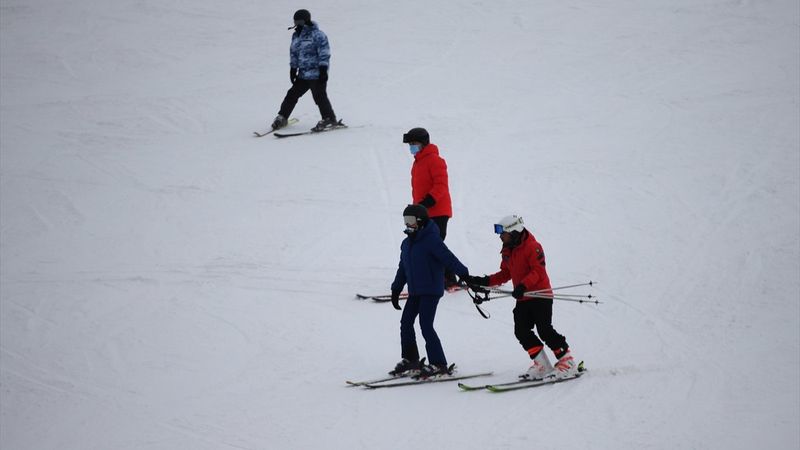 Palandöken'de kayak, koronavirüs tedbirlerine göre devam ediyor