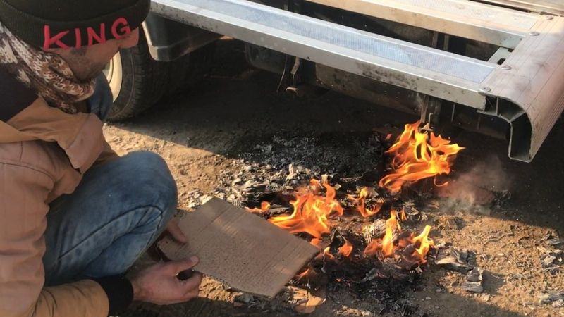Iğdır'da sürücüler, soğuktan donan araçlarını ısıttı