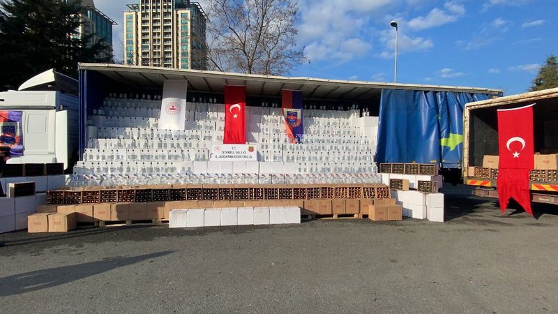 İstanbul’da tırın içerisinde 10 bin litre sahte içki ele geçirildi