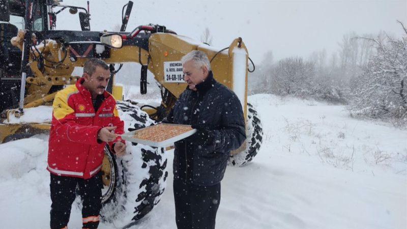 Erzincan'da Binali Yıldırım'dan ekiplere tatlı ikramı