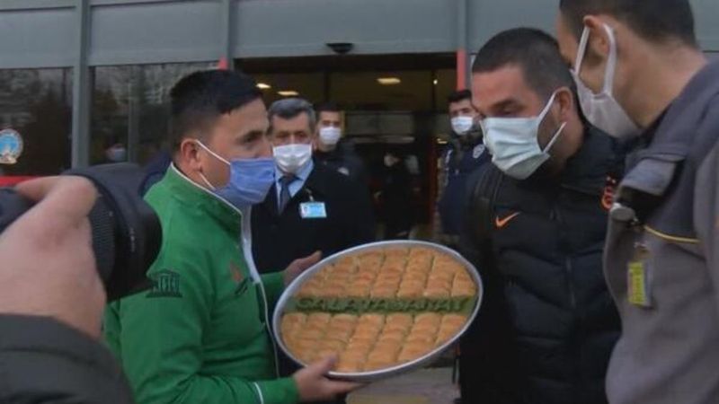 Arda Turan baklava ikramını geri çevirdi