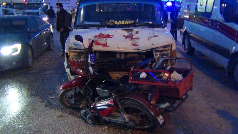 Bursa'da kamyonet ile engelli aracı çarpıştı