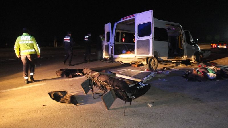 Balıkesir'de işçi minibüsü tıra çarptı: 3 ölü 9 yaralı