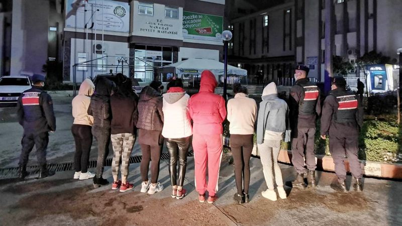 Manavgat'ta 12 kadın, fuhuş çetesinden kurtarıldı