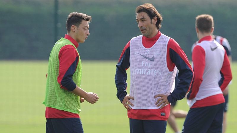 Robert Pires: Mesut Özil bir Arsenal efsanesi