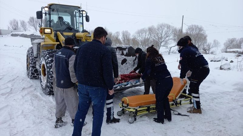 Kars'ta hastayı iş makinasının kepçesinde taşıdılar