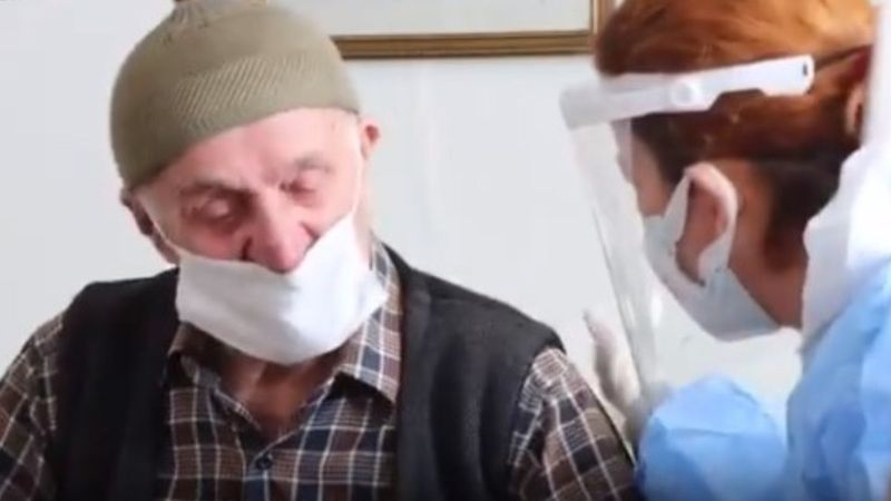 Fahrettin Koca aşı olan Selim Dede'nin duygu dolu görüntülerini paylaştı