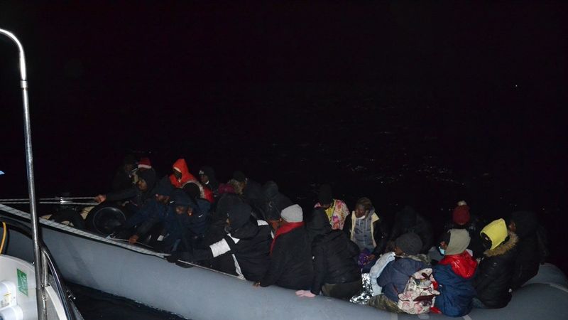 İzmir'de 48 kaçak göçmen kurtarıldı