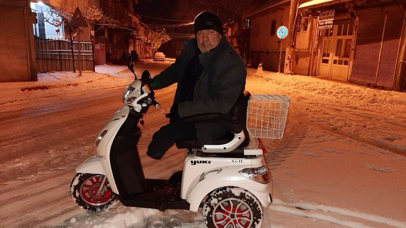 Afyonkarahisar'da akülü aracıyla karın tadını çıkardı