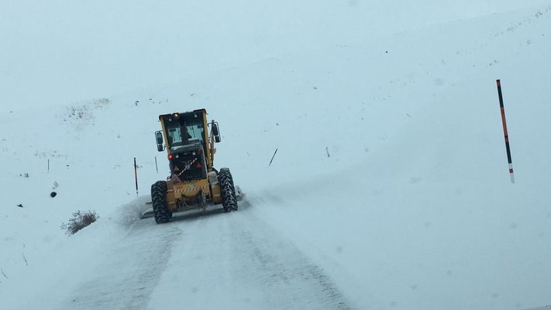 Van'da hasta bebek, 4 saatlik yol çalışmasıyla hastaneye götürüldü