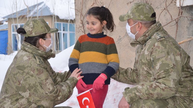 Hulusi Akar, kardan Anıtkabir yapan Hakkarili aileyi Ankara'ya davet etti