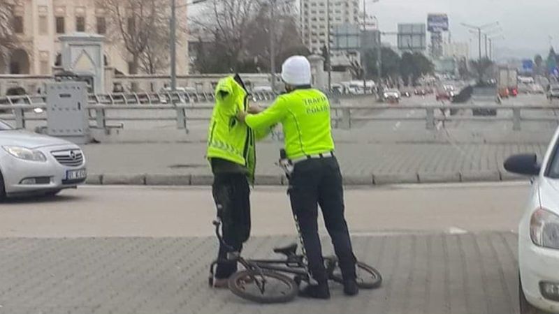 Adana'da üşüyen çocuğa montunu veren polis, o anları anlattı