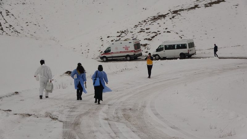 Muş'ta aracı yolda kalan sağlıkçılar, yürüyerek aşı yapmaya gitti