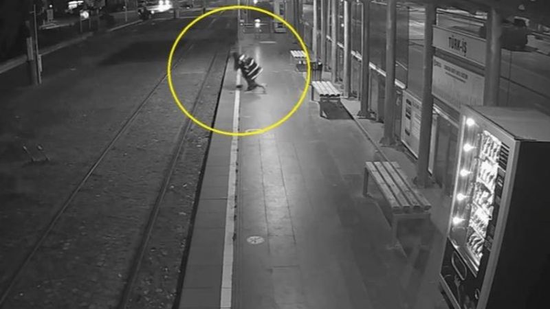 Samsun'da bayılan yolcu raylara düştü