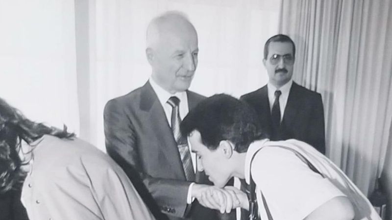 Süleyman Sarılar'ın, Kenan Evren'in elini öperken çekilen fotoğrafı