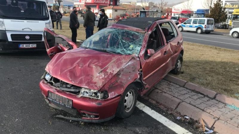 Kayseri'de üç takla atan otomobilin sürücüsü yola fırladı