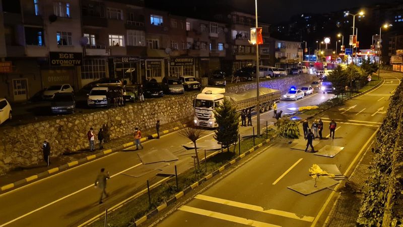 Zonguldak'ta tırın dorsesindeki 10 tonluk saç levhalar yola savruldu