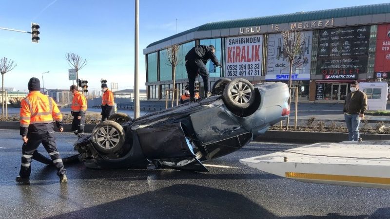 Büyükçekmece’de boş yolda takla atan otomobil, ters durdu
