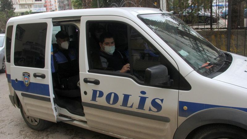 Adana'da evden dışarı çıkamayan engelli genci polis gezdirdi
