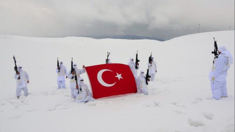 Mehmetçik'in metrelerce karda vatan nöbeti