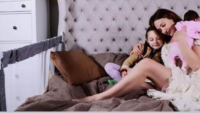 Meryem Uzerli kızlarıyla poz verdi