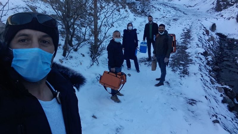 Elazığ'da zorlu kış şartlarında aşılama çalışması