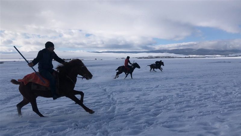 Kars'ta eksi 20 derecede cirit oynadılar