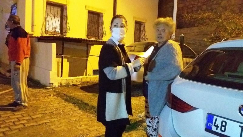 Muğla'da çıkan yangında yaşlı kadın kedileri için ağladı