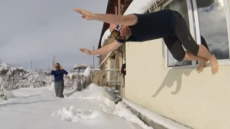 Kahramanmaraş'ta yaşayan adamın kar sevinci kamerada