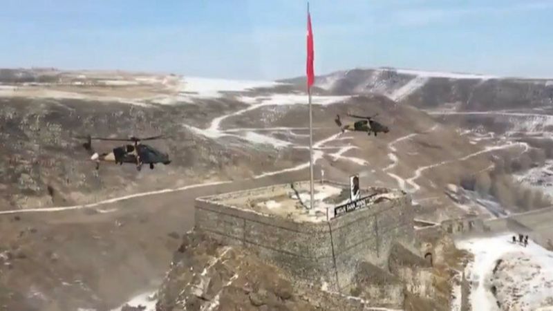 Kars Kalesi'ndeki Türk bayrağını selamlayan ATAK helikopterleri
